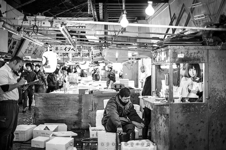 Woman in a Men’s World, Tsukiji Fishmarket Tokyo Japan 2016 © Wanda Proft, WANDALISMUS.INK